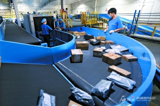 推進(jìn)全區(qū)日用品貿(mào)易高質(zhì)量發(fā)展，扎實(shí)落實(shí)“六穩(wěn)”“六保”任務(wù)